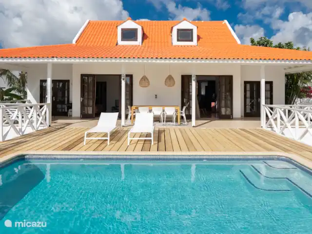 Voir la villa depuis la piscine privée